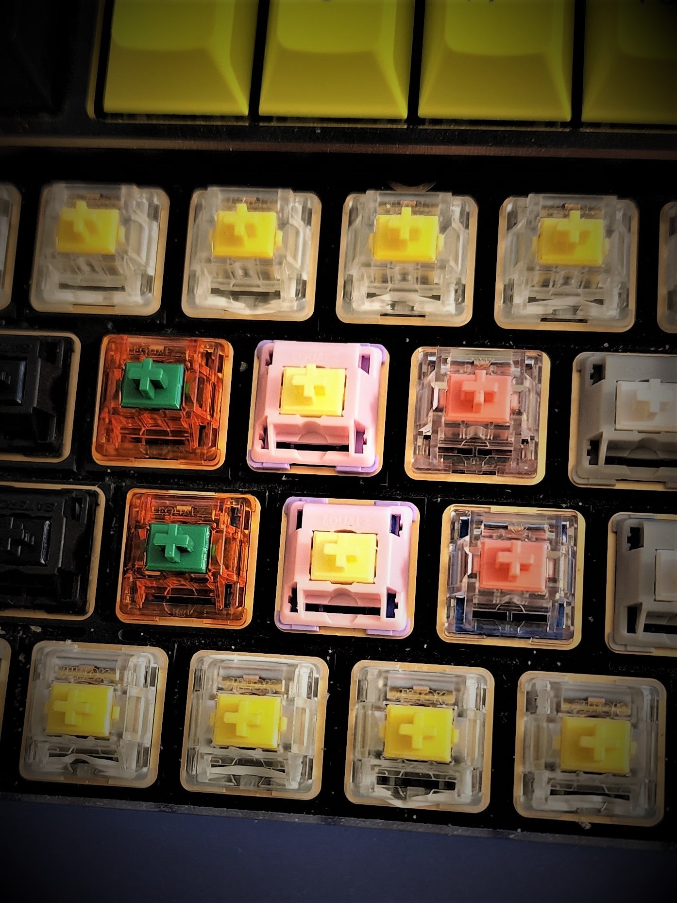 Best Mechanical Keyboard Linear Switches Comparison on Mr Suit | Gateron Oil King, C³Equaz Tangerine, C³Equalz Banana Split, KTT Strawberry, and SP Star Meteor White