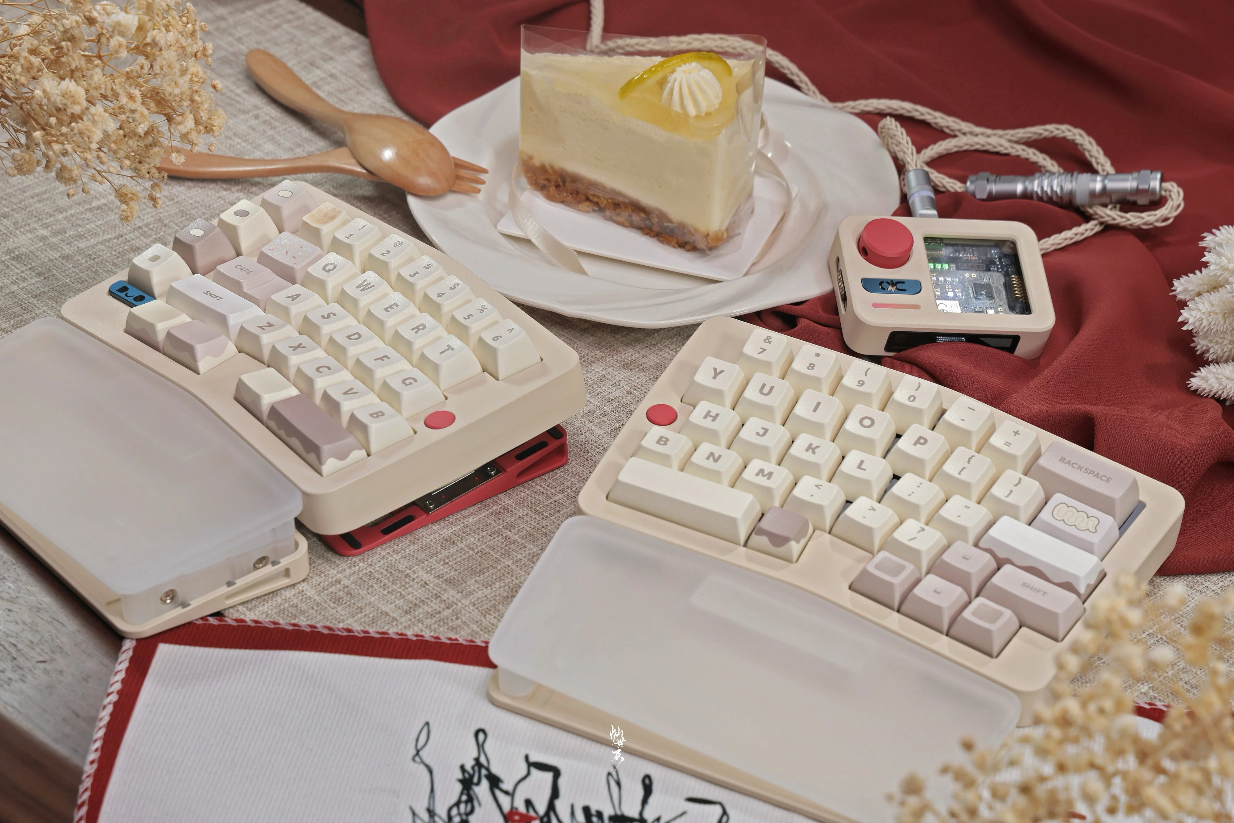 Qwertykeys QK Alice Duo - Split Ergonomic Mechanical Keyboard Yellow